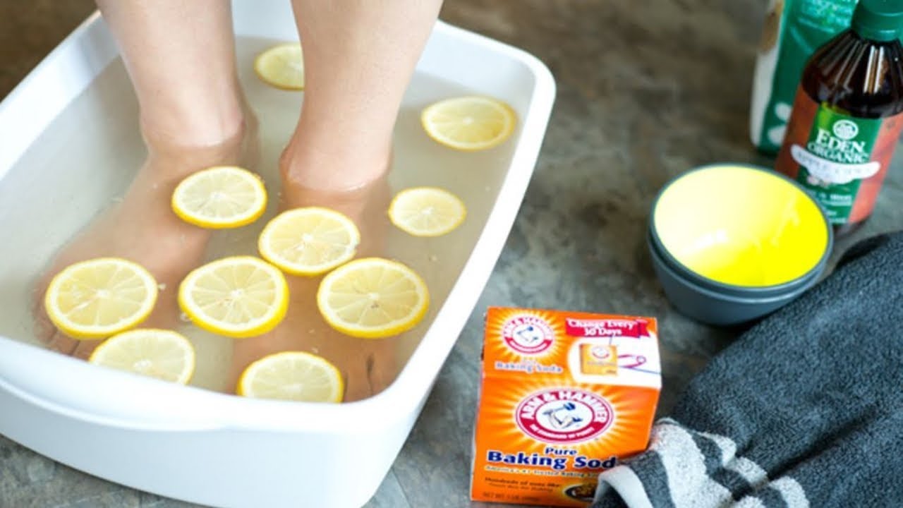 this-baking-soda-lemon-foot-soak-will-detoxify-your-whole-body